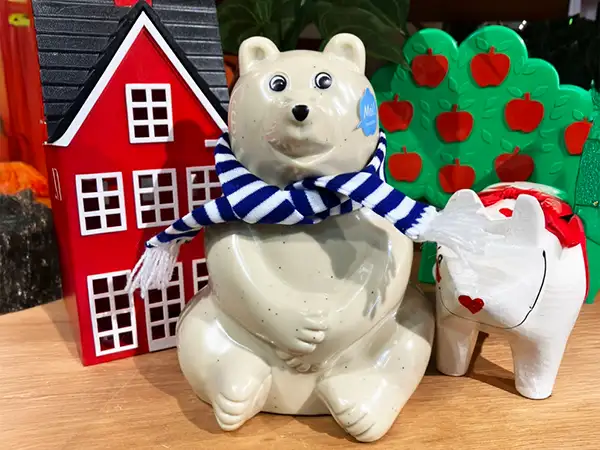 2025年限定マフラー付白くま貯金箱